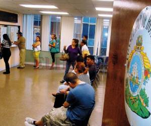 Los hondureños que están bajo el TPS pueden acudir a los consulados a que les brinden asesoría legal.