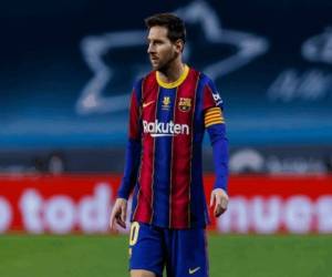 El argentino Lionel Messi, del Barcelona, disputa la final de la Supercopa ante el Athletic de Bilbao, el domingo 17 de enero de 2021 (AP Foto/Miguel Morenatti).