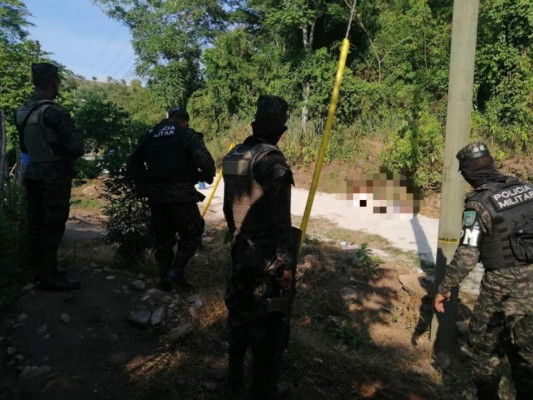 Elementos de la Policía Nacional y militares llegaron a la escena del crimen.