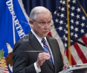El secretario de Justicia de EEUU, Jeff Sessions, esboza las políticas del gobierno del presidente Donald Trump a nuevos jueces de inmigración en Falls Church, Virginia.