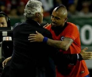 Reinaldo Rueda abrazándose con Arturo Vidal. (Foto: Cortesía chilevision.cl)