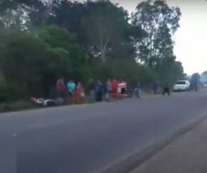 La motocicleta quedó a la orilla de la carretera, hasta donde llegaron las autoridades.