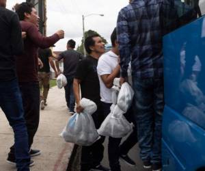 Los hombres guatemaltecos que fueron deportados de los Estados Unidos subieron a un autobús después de llegar a la Base de la Fuerza Aérea en la Ciudad de Guatemala, el martes 16 de julio de 2019.