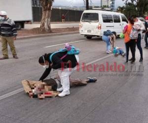 Pese a los esfuerzos por mantenerlos con vida, los adultos mayores expiraron tras los fuertes golpes sufridos en el accidente. Foto: Estalin Irías/ EL HERALDO