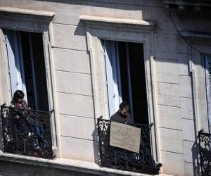 La gente disfruta del sol en su balcón en Marsella, el 8 de abril de 2020, en el vigésimo tercer día de un encierro en Francia con el objetivo de frenar la propagación de la pandemia COVID-19. Foto: Agencia AFP.