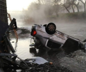 Un muerto y seis heridos dejó el derrumbe de unos 20 metros del puente Cancura, ubicado en la región de Los Lagos, al sur de Chile. Foto: Agencia AFP
