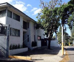 La casa donde funcionó la Embajada de Venezuela en Tegucigalpa, estaba cerrada, y ahora hay dos rótulos que indican que el inmueble se alquila.