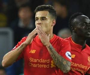 El nombre que más suena para llegar al Camp Nou es el brasileño Philippe Coutinho, centrocampista del Liverpool. El cuadro inglés no está dispuesto a recibir menos de 100 millones de euros (118 millones de dólares). Foto: AFP.