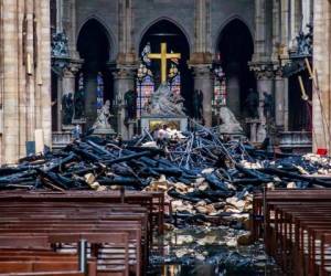 El incendio que arrasó parte de la catedral de Notre Dame de París fue apagado este martes, tras casi un día de actividad, aunque persisten dudas sobre la resistencia de la estructura de este símbolo de la cultura europea y testimonio de la historia de Francia, que empieza a arrimar el hombro para reconstruirla. Así quedó la catedral. (Fotos: AP / AFP)