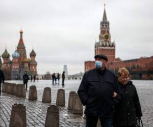 Las regiones de todo el país han impuesto algunas restricciones contra el covid-19, pero las más estrictas comenzaron a aplicarse esta semana en Moscú, el epicentro del brote en Rusia. FOTO: AFP