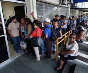 La Oficina del Ministerio de Trabajo, en el Centro de Gobierno de San Salvador, estaba abarrotada. Foto: Cortesía eltiempolatino.com