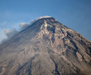 La madrugada del jueves el volcán, de 3.263 metros de altura y situado a 35 km al suroeste de Ciudad de Guatemala, comenzó una nueva fase eruptiva con explosiones y lanzando lava y ceniza.