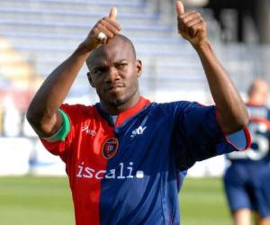 David Suazo inclusive ya tuvo la oportunidad de ser asistente técnico en el banquillo rossoblú durante la etapa de Ivo Pulga en 2014.