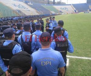 Agentes policiales recibiendo instrucciones previo al clásico Olimpia vs Motagua en el estadio Nacional de Tegucigalpa. (Fotos: Ronal Aceituno / Grupo Opsa)