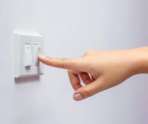 Apagar las luces cuando no se están utilizando, recomiendan expertos.