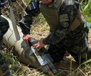 El artefacto explosivo, de fabricación rusa y con un peso de 250 libras, permaneció oculto durante más de cuatro décadas en una zona montañosa y de difícil acceso. Por alguna razón no detonó al ser lanzada desde los aires hasta este día que fue ubicada por las autoridades.