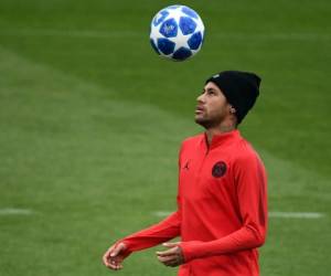 El delantero brasileño Neymar del Paris Saint-Germain practica durante una sesión de entrenamiento en la víspera del partido de fútbol de la Liga de Campeones contra Belgrad.