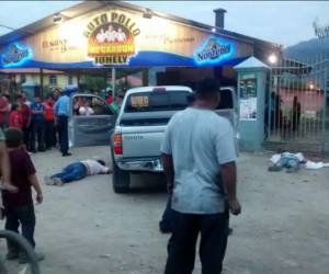 Los cuerpos de las víctimas quedaron tendidos cerca de las puertas de del vehículo.