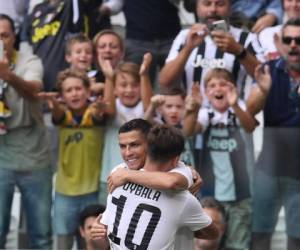El delantero portugués de la Juventus Cristiano Ronaldo celebra con el delantero argentino de la Juventus Paulo Dybala. Foto AFP