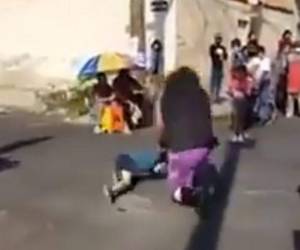 El gladiador estaba abajo del ring y tras dejarse hacer una llave por el pequeño lo lanzó sin ningún cuidado contra el asfalto.