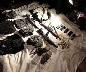 En la vivienda se encontraron varias armas e insumos policiales, además de mucha basura en el suelo y algunas prendas.