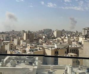 La Guardia Revolucionaria iraní anunció el inicio de la primera oleada de misiles y drones contra Israel tras esos ataques.