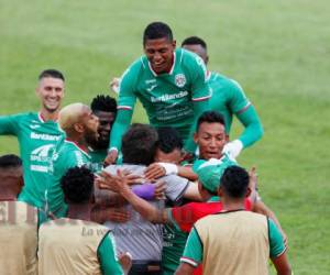 Los jugadores de Marathón celebrando el gol de Mario Martínez. (Fotos: EL HERALDO)