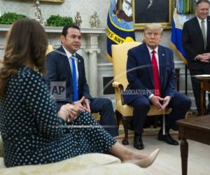 'En la última visita que hicimos a Casa Blanca con el presidente Trump fuimos claros en decirles que esa negociación debe hacerse con el nuevo gobierno', aseguró Jimmy Morales. Foto: AP.