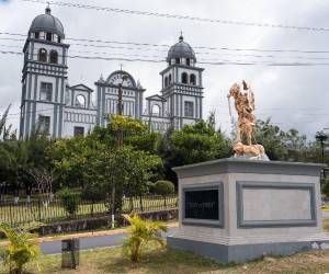 La Basílica Menor de Suyapa luce imponente y lista para recibir a miles de fieles que llegarán a rendir homenaje durante su 279 aniversario de La Morenita. Desde los primeros días de enero, la Iglesia Católica, junto a distintas instituciones del Estado y organismos de socorro, trabaja en la planificación logística.