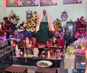 Un altar con imágenes de la Santa Muerte, armas de fuego y supuesta droga fueron los elementos encontrados por agentes de la Dirección Policial de Investigaciones (DPI) durante un allanamiento ejecutado contra una estructura denominada Los Kiwis en el departamento de Yoro.