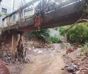 Más de 5,000 vecinos del sector 7A de la colonia Villa Nueva podrían quedar incomunicados si colapsa uno de los puentes peatonales que conecta a la zona y se encuentra sumamente deteriorado.