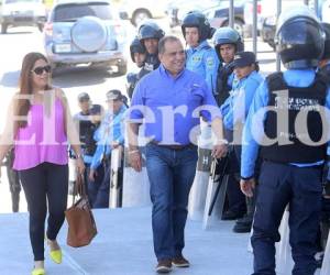 El polémico periodista David Romero llegó a la audiencia acompañado de su esposa Lidieth Díaz, foto: Johny Magallanes/El Heraldo.