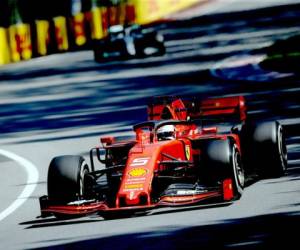 Vettel fue castigado por hacer un reingreso inseguro al circuito en la vuelta 48 después de correr fuera de pista y por una franja de césped. Foto:AFP