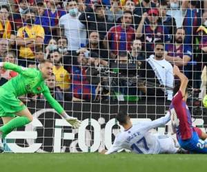 El delantero español del Real Madrid Lucas Vázquez (C) anota el segundo gol de su equipo durante el partido de fútbol de la Liga española entre el FC Barcelona y el Real Madrid CF en el estadio Camp Nou de Barcelona el 24 de octubre de 2021. Josep LAGO / AFP