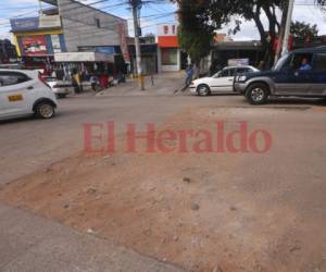 Vecinos y conductores han tenido que cubrir con tierra el tramo de la arteria que no se pavimentó. Foto: Johnny Magallanes/EL HERALDO