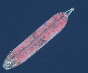 El “FSO Safer” tiene 45 años y contiene 1,1 millones de barriles de crudo. Está anclado desde 2015 cerca del puerto de Hodeida, a unos 60 kilómetros de las primeras zonas habitadas de Yemen, escenario de un conflicto entre autoridades y rebeldes hutíes desde 2014. Foto AFP