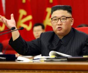 Durante una conferencia política la semana pasada, el líder norcoreano, Kim Jong Un, pidió a los funcionarios que se preparen para restricciones prolongadas por el virus, lo que indica que el país no está preparado para abrir sus fronteras en el corto plazo. Foto: AP