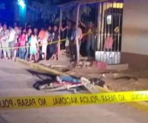 El cadáver del joven quedó tirado al costado de la calle. Foto: Pedro Velásquez