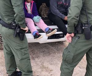 Los menores que salen del país muchas veces viajan con coyotes que los dejan en las fronteras entre México y Estados Unidos.