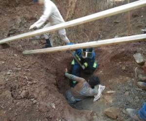 El rescate de dos jóvenes soterrados en unos escombros de tierra se registró este día en hora de la tarde.