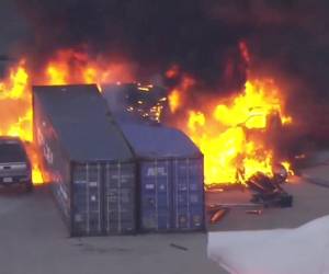 El helicóptero se incendió tras impactar contra unos contenedores.