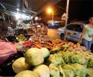 En la colonia Kennedy se pueden comprar verduras durante el día y la noche .Foto : Alex Pérez/El Heraldo
