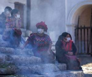 Mujeres indígenas en una ceremonia para ahuyentar el coronavirus en Chichicastenango, Guatemala. Foto: AP.