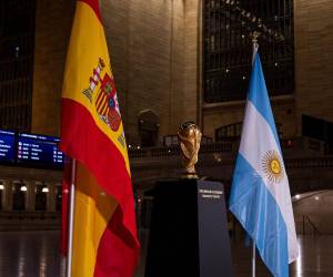 La selección que conquiste este domingo 19 de julio el Mundial 2026 no solo escribirá su nombre en la historia del fútbol. Además de levantar el trofeo más prestigioso del planeta, el nuevo campeón regresará a casa con una serie de premios que incluyen medallas, exclusivos anillos conmemorativos y un millonario incentivo económico otorgado por la FIFA.