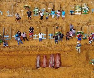 Esta fotografía aérea de archivo muestra un entierro que se está llevando a cabo en una zona donde se han excavado nuevas tumbas. Foto AFP