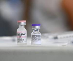 La negligente práctica de la enfermera fue descubierta el pasado 21 de abril luego de un informe de otro empleado. En dicho documento asegura que la profesional de la salud no utilizó la vacuna de Pfizer-BioNTech en seis vacunaciones, sino que la solución salina. Foto: AFP