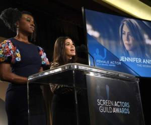 Danai Gurira, a la izquierda, y America Ferrera anuncian a Jennifer Aniston entre las nominadas al Premio SAG a la mejor actriz en una serie de drama por su trabajo en 'The Morning Show', el miércoles 11 de diciembre del 2019 en West Hollywood, California.