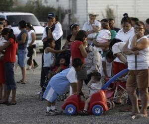 Los pastores visitan a las familias que tienen miedo de los controles migratorios. Foto: AP