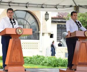 Juan Orlando Hernández y Jimmy Morales se reunieron en Guatemala. Foto: AFP