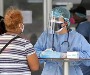 Un médico habla con el pariente de un paciente en las afueras del Hospital Los Ceibos en Guayaquil, Ecuador. Foto AFP